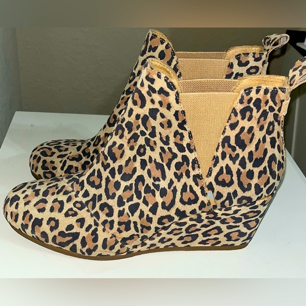 TOMS Women's Kelsey Leopard Round Toe Wedge Fashion Boot